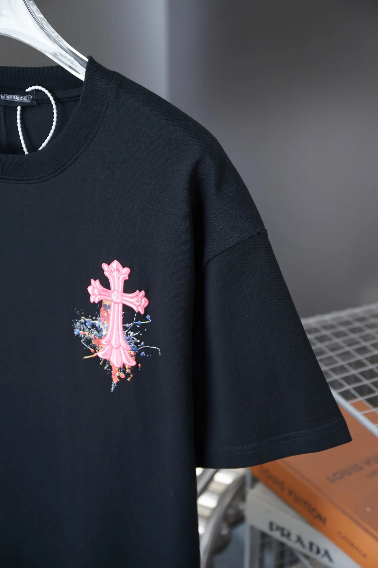 🅿️200 Ch*ome Hearte 25SS early spring new style Contrast color embroidery Crow heart cross short sleeve Light luxury essential item for daily commuting for men and women Correct version Welcome to compare Detailed features · 320g 100% pure cotton double yarn jersey fabric · Custom dyed in the same cylinder, special thickened 32 pieces double-strand 1X1 thread · Imported Tajima machine embroidery tatami embroidery · Digital direct printing logo pattern · Double-needle stitching and cross-seam technology · Original main mark, washed tag, brand moisture-proof paper packaging Color: black/white/pink Size: S/M/L/XL
